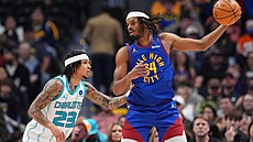 Daron Holmes II. z Denver Nuggets u mí�e v zápase s Charlotte Hornets, brání ho...