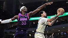 Cole Anthony z Milwaukee Bucks zakon�uje na ko� Minnesota Timberwolves, brání...