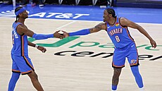 Jalen Williams (8) a Shai Gilgeous-Alexander z Oklahoma City Thunder oslavují.