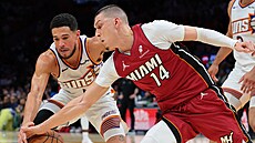 Tyler Herro (14) z Miami Heat a Devin Booker z Phoenix Suns bojují o mí�.