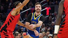Pat Spencer z Golden State Warriors p�ihrává v zápase s Portland Trail Blazers,...
