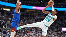 Brandon Miller z Charlotte Hornets st�ílí na ko� Denver Nuggets p�es Zeka...