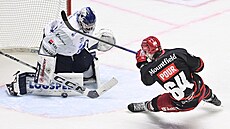 Plze�ský branká� Nick Malík �elí pokusu Jakuba Poura z Hradce Králové.