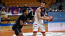 David Jelínek z Brna u mí�e v zápase s Nymburkem, brání ho Jhamir Brickus.