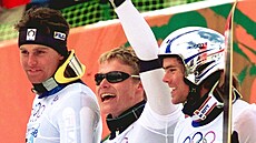 Bronzový snowboardista z naganské olympiády Ueli Kestenholz (vpravo) se svými...