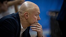 Jan Pavlík, asistent brn�nského trenéra, studuje hru.