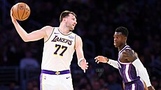 Luka Don�i� (77) z Los Angeles Lakers  si v zápase se Sacramento Kings kryje...