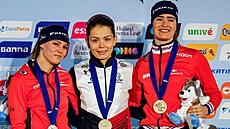 Nikola Zdráhalová (uprost�ed) zlatá na  rychlobrusla�ském mistrovství Evropy na...