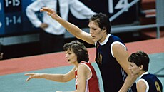 Uljana Semjonovová v sov�tském dresu �ní nad soupe�kou z Bulharska i...