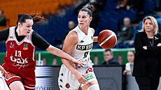 Michaela Vondrá�ková z KP Brno v souboji s DSK Basketball Brandýs, brání ji...