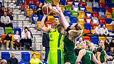Brionna Jonesová (vlevo) z USK Praha zakon�uje na ko� SB� Ostrava kolem Ivy...