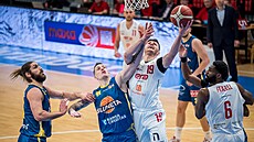 Ond�ej Sehnal z Nymburka atakuje ústecký ko� kolem Ladislava Pecky.