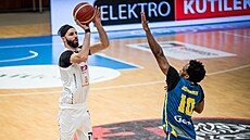 Vojt�ch Hruban z Nymburka st�ílí p�es ústeckého Nicka Johnsona.