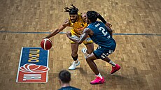 Wesley Person Jr, (vlevo) z Opavy úto�í, hlídá ho Dashawn Davis z D��ína.