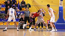 Adam Kejval z Brna se s mí�em blí�í ke ko�i Olomoucka.