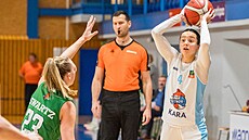 Natálie Vl�ková z Trutnova p�ihrává v zápase s KP Brno kolem Cameron Swartzové.