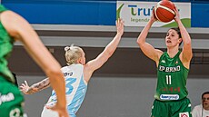 Michaela Vondrá�ková z KP Brno u mí�e v zápase s Trutnov�, brání ji Meghan...