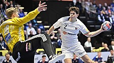 Italský házenká� Leo Prantner zakon�uje na islandskou bránu.