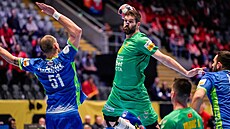 Vuko Borozan z �erné Hory st�ílí na slovinskou bránu.