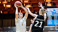 Karoline Striplinová z Chomutova zakon�uje za hradecký ko� p�es Terezu...