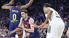 Tomá� Satoranský z FC Barcelona u mí�e v zápase s Realem Madrid, brání ho Edy...