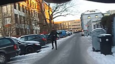 Mu� v kukle chodil po Náchod� s airsoftovou zbraní (8. ledna 2026).