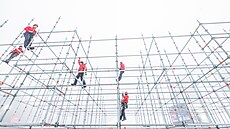 Stavba tribun pro Sv�tový pohár �en v alpském ly�ování, který se koná ve...