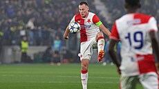 Slávistický kapitán Jan Bo�il si zpracovává mí� v utkání proti Atalant�.