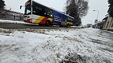 V ulicích hradeckých Mal�ovic �idi�i jezdí v rozb�edlém sn�hu. (13. ledna 2026)