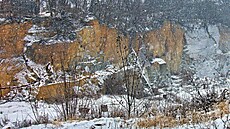 Koupání, nebo skládka? V Nebílovském Borku u Plzn� se rozho�el spor o lom. (11....