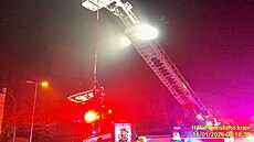 Hasi�i zachra�ovali �enu, která spadla z panelového domu ve T�emo�né u Plzn� na...