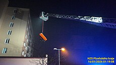 Hasi�i zachra�ovali �enu, která spadla z panelového domu ve T�emo�né u Plzn� na...