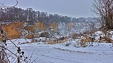 Koupání, nebo skládka? V Nebílovském Borku u Plzn� se rozho�el spor o lom. (11....