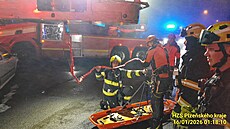 Hasi�i zachra�ovali �enu, která spadla z panelového domu ve T�emo�né u Plzn� na...