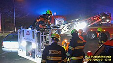 Hasi�i zachra�ovali �enu, která spadla z panelového domu ve T�emo�né u Plzn� na...