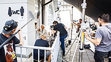 Komedie N�kdo to rád v Plzni u� má svoji titulní píse�. Natá�ela se na sklonku...