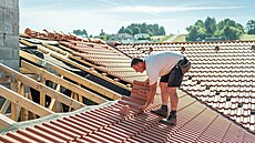 Skládaná krytina je dlouhodob� spolehlivá a její údr�ba z�stává jednoduchá
