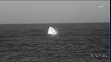Lo� CrewDragon s posádkou mise Crew-11 se houpe ve vlnách Tichého oceánu krátce...