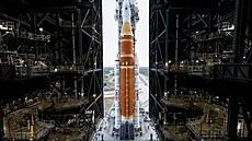 Pohled na 98 metrovou soustavu kosmické lodi Orion a rakety SLS p�i výjezdu z...