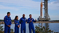 Astronauté mise Artemis II p�ed raketou SLS a lodí Orion, která je dopraví na...