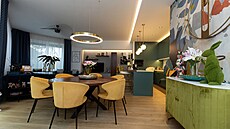 Jídelnímu koutu s pohodlnými k�esílky kraluje kulatý st�l, který je st�edobodem...