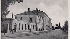 Na pohlednici odeslané na podzim roku 1941 je vid�t nejen nádra�ní budova, ale...