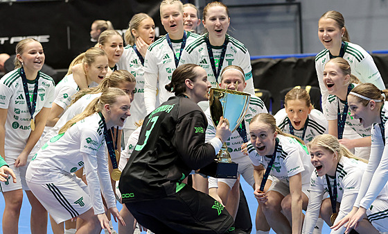Jana Christianová, branká�ka Thorengruppenu, zvedá pohár za prvenství v Poháru...