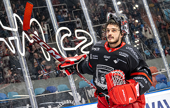 Branká� Stanislav �korvánek z Hradce Králové slaví vyhrané utkání.