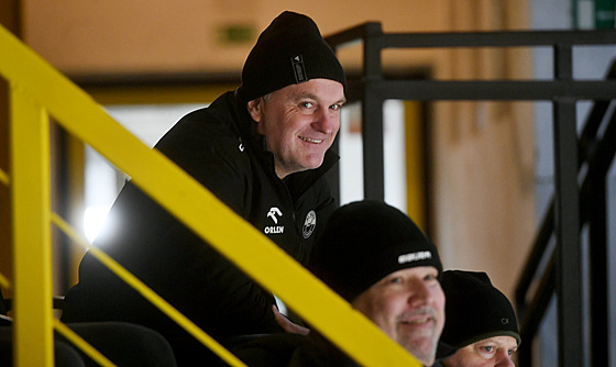 Nový �éf litvínovského realiza�ního týmu Robert Reichel sleduje zápas s...