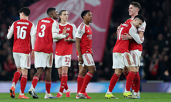 Hrá�i Arsenalu slaví gól proti Kajratu Almaty.