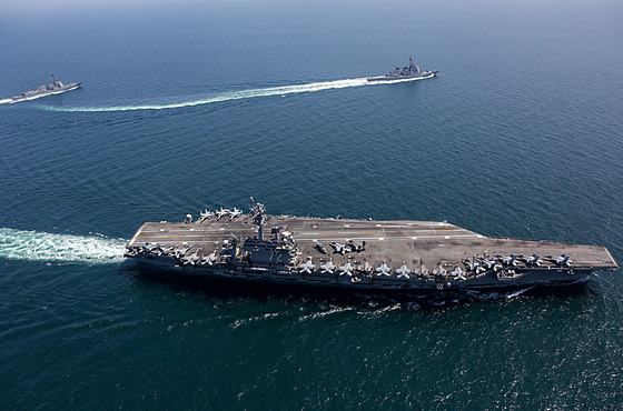 Letadlová lo� Abraham Lincoln b�hem bilaterálního cvi�ení USA a Japonska (12....