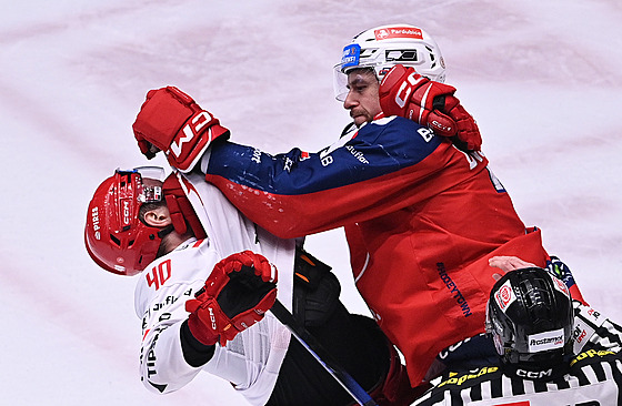 Milo� Roman z T�ince (vlevo) inkasuje direkt od Tomá�e Dvo�áka z Pardubic.