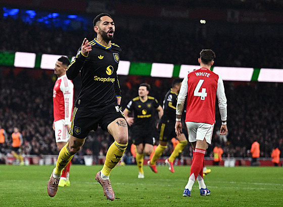 Úto�ník Matheus Cunha z Manchesteru United se raduje z vít�zného gólu v utkání...