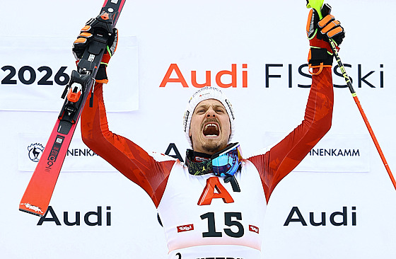 Raku�an Manuel Feller slaví triumf ve slalomu v Kitzbühelu.